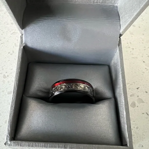 Men’s size 12 black/red tungsten ring - Picture 2 of 3